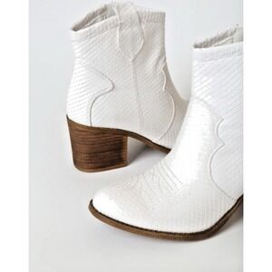 Dirty Laundry Women Size 5.5 Unite Snake Western Ankle Bootie White Boho Flair‎